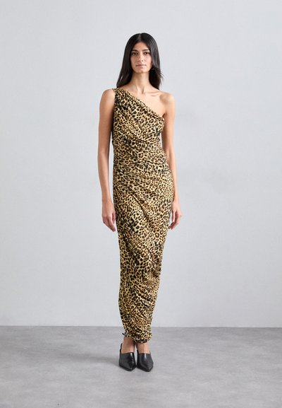 Leopardenmuster, ein-schulterliches Kleid aus leichtem Stoff. Drapiertes Design, bodenlang, mit eleganten schwarzen High Heels. Glatte Textur.