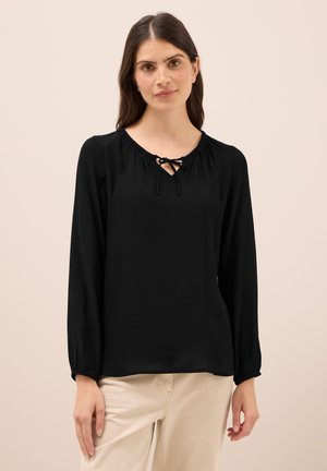Zwarte blouse met lange mouwen en een ronde halslijn, voorzien van plooidetails en een strik aan de voorkant. Glad materiaal met een comfortabele pasvorm.