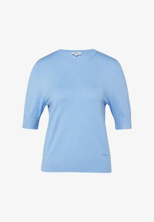 Jasnoniebieski krótki sweter dzianinowy z krótkim rękawem, okrągłym dekoltem oraz ściągaczami na mankietach i dole, prosty wzór, widok z przodu na białym tle.