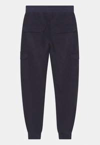 Námořnické cargo kalhoty vyrobené z bavlny s elastickými manžetami, dvěma bočními kapsami a dvěma zadními kapsami, které mají volný střih a měkkou texturu.