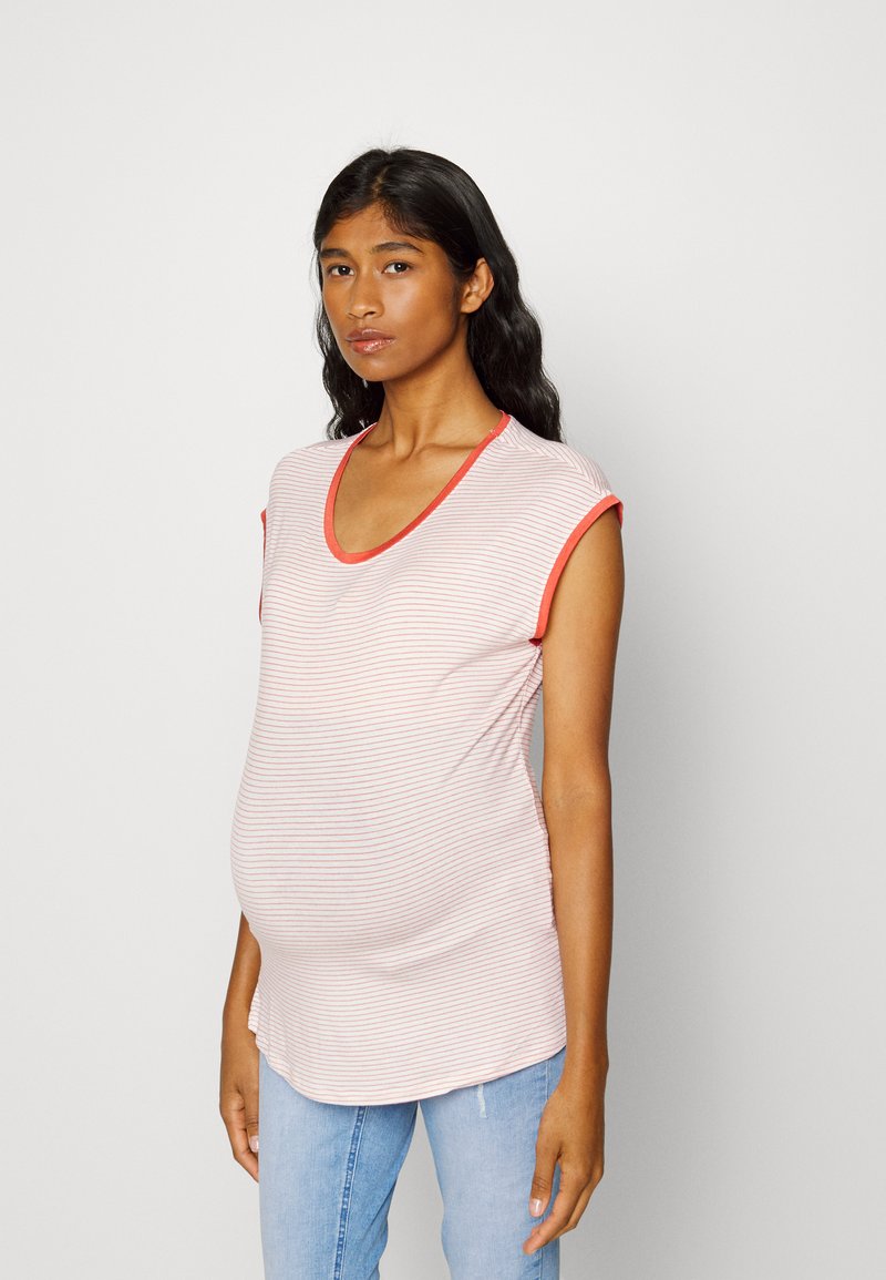 Camisola de maternidade às riscas, em rosa claro com acabamento em coral. Mangas curtas, decote em V e um corte descontraído, projetada para acomodar uma barriga em crescimento.