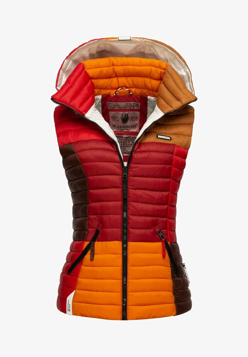 Gilet rembourré rouge, orange et marron avec une fermeture éclair à l'avant, des poches latérales et une doublure de capuche rouge. Présente des sections matelassées et une étiquette à l'intérieur.