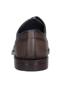 Donkerbruine leren schoenen met een gestructureerd slangenhuidpatroon, ronde neus en stevige rubberen zool. De achteraanzicht toont de stikseldetails.