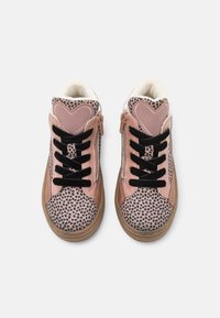 Rosa og svarte høye sneakers med prikkete mønster, hjerteformede detaljer, svarte lisser og en teksturert gummisole.