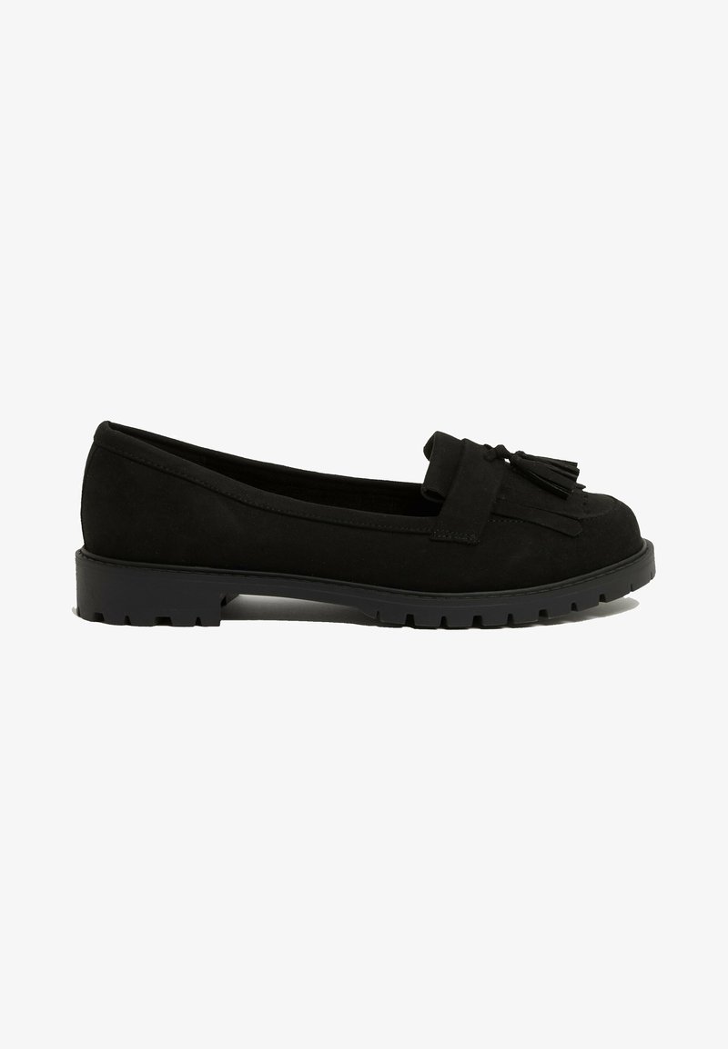Mocassin plat en daim noir avec détail de gland, bout arrondi et semelle en caoutchouc épaisse.