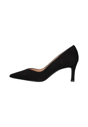 Chaussure à talon haut pour femme en daim noir avec bout pointu et talon fin de hauteur moyenne sur fond blanc.