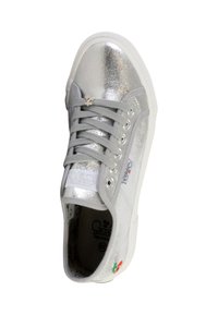 Sneaker métallique argenté avec des accents gris, dotée d'un dessus texturé, d'une semelle en caoutchouc blanche et de broderies florales près du talon.