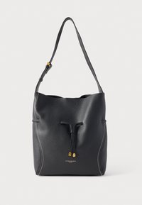 Fekete bőr vödörtáska texturált felülettel, zsinóros záródással és aranyszínű kiegészítőkkel. Egy oldalon díszítő varrásokkal.