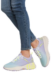 Sneaker con gradiente pastello in azzurro chiaro e lavanda, dotata di una tomaia texture, lacci bianchi e una suola chunky con accenti gialli.