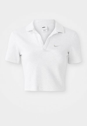 Zkrácená polokošile ve světle šedé barvě s jemnou texturou, s klasickým límcem a malým tmavě šedým logem Nike swoosh na hrudi.