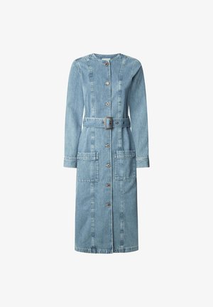 Abito di jeans blu chiaro con maniche lunghe, scollatura rotonda, chiusura con bottoni frontali, due grandi tasche e una cintura abbinata in vita.