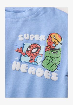 T-shirt en coton bleu clair affichant des images cartoon de Spider-Man, Iron Man et Hulk, avec l'inscription "SUPER HEROES" en lettres blanches et gonflées.