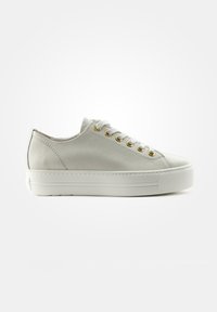 Basket en cuir blanc avec une semelle plate, bout rond et œillets dorés. Présente des panneaux latéraux texturés et une couture autour de la base.