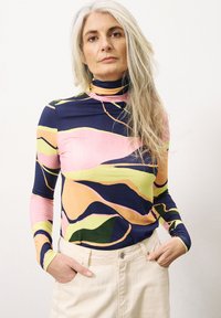 FRNCH CARMELITE - Longsleeve - hills