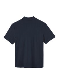 Polo shirt à manches courtes bleu marine avec une texture côtelée et un col classique. La vue de dos montre une finition soignée sans embellissements.