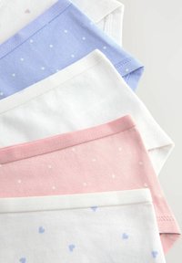 Set van vier katoenen onderkleding in pastelkleuren: lichtpaars, wit en roze, allemaal met kleine stippen of hartpatronen.