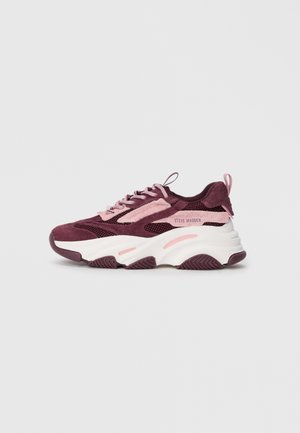 Baskets de sport bordeaux et roses en matériaux mesh et daim, avec un design à lacets, une semelle intermédiaire blanche épaisse et une semelle extérieure en caoutchouc texturé.