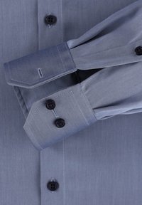 Lichtblauw overhemd met een gladde textuur, knoopmanchetten en zwarte knopen met contrasterende stikdetails.