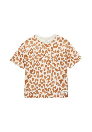 Chemise blanche à manches courtes avec des taches de léopard marron et une petite étiquette "Young & Wild" à l'ourlet inférieur sur fond blanc.