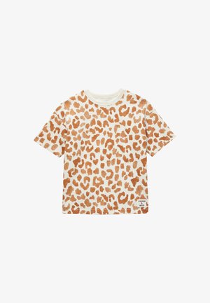 Chemise blanche à manches courtes avec des taches de léopard marron et une petite étiquette "Young & Wild" à l'ourlet inférieur sur fond blanc.