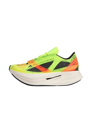 Scarpe da corsa neon gialle e arancioni con una parte superiore testurizzata, dettagli neri e una suola leggera bianca con una struttura di ammortizzazione visibile.