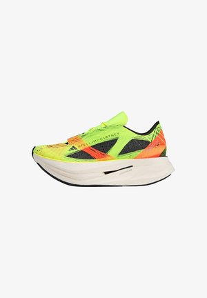 Des chaussures de course en néon jaune et orange avec un dessus texturé, des accents noirs et une semelle blanche légère dotée d'une structure de coussinage visible.