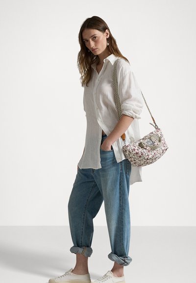 Polo Ralph Lauren QUILTED FLORAL COTTON SMALL TOTE - Soma ar siksnu pāri ķermenim - cream/red multi