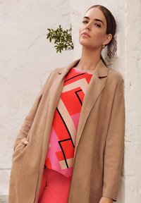 Betty Barclay PRINT MIT RUNDHALSAUSSCHNITT - Langarmshirt - red beige