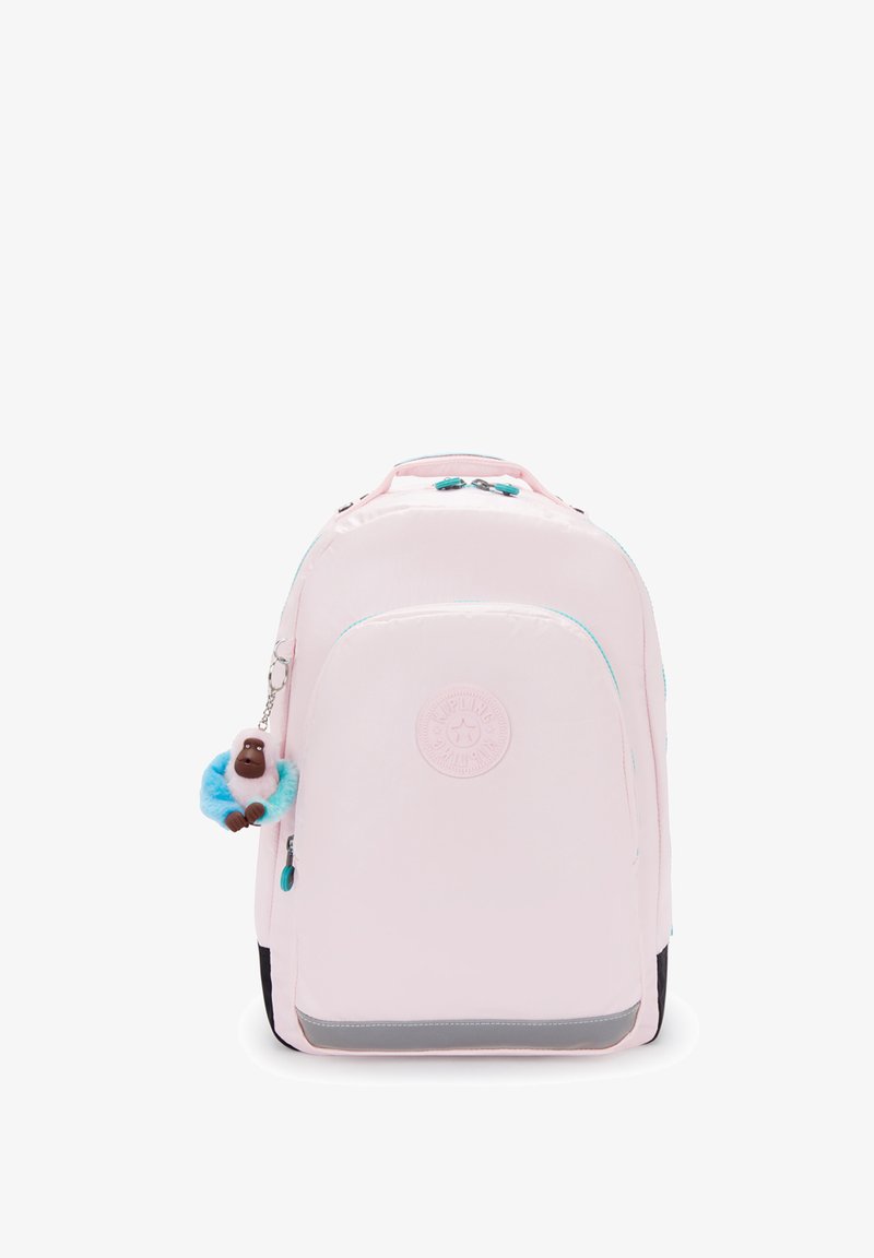 Lyserød rygsæk med en glat overflade, der har et cirkulært logo, sort bund, refleksstrop og en blå abe nøglering.