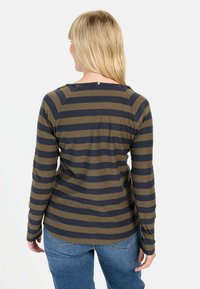 Langärmliges Shirt in olivgrün mit marineblauen Streifen, mit rundem Halsausschnitt und geradem Saum. Hergestellt aus weichem, dehnbarem Stoff.