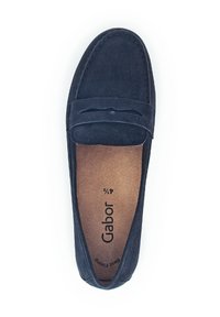 Námořnické semišové mokasíny s plochým designem, zdobené pruhem přes přední část. Texturovaná stélka s nápisem "Gabor."