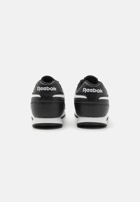 Scarpe da ginnastica nere con tomaia in pelle, accenti bianchi e logo Reebok sul tallone. Design classico con forma arrotondata e suola texturizzata.