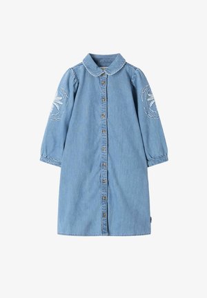 Hellblaues Jeanskleid mit langen Ärmeln, vorderen Knöpfen, rundem Kragen, gepufften Ärmeln und weißer Blumenstickerei auf den oberen Armen.
