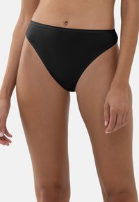 Schwarzer hochtaillierter Bikini-Unterteil aus glattem, dehnbarem Stoff. Hat ein minimalistisches Design mit klaren Kanten und ohne sichtbare Beschläge.