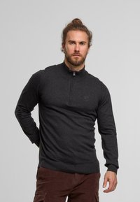 Dunkelgrauer Quarter-Zip-Pullover aus weichem Strickmaterial, mit gerippten Bündchen und Saum sowie einem dezenten Logodetail auf der Brust.