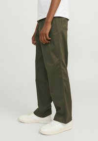 Jack & Jones Junior JPSTALEX JJCLEAN WORKER  - Hlače - olive night