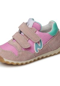 Baskets pour enfants en rose et gris, avec des matériaux en maille et en daim, des bandes Velcro, des accents texturés et une semelle en caoutchouc nervurée.