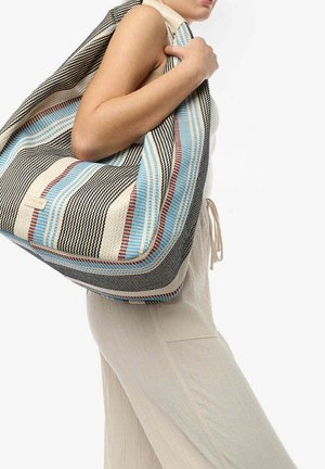 Geweven tas met een groot, slonzig ontwerp, voorzien van zwarte, witte, blauwe en rode strepen. Textuurstof met een ruime binnenkant, ideaal voor dagelijks gebruik.