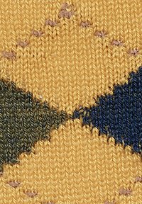 Tessuto lavorato a maglia con motivo a rombi in giallo senape, verde scuro e blu navale, con una superficie liscia e contrasti di colore definiti.