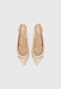 Ballerine slingback beige a punta con piccole fibbie dorate e soletta perforata, etichettate Geox Respira, su sfondo bianco.