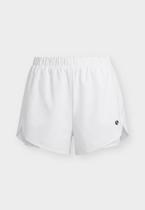Hvide atletikshorts med elastisk talje og buede sidelommer, med en lille sort logo på den nederste højre ben.