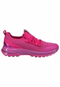 Baskets de sport rose vif avec tige en mesh, semelle épaisse, lacets et languette au talon, montrées en profil sur fond blanc.