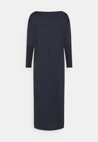 Robe noire à manches longues en tissu doux et extensible, avec un col bateau et une coupe droite, arrivant juste au-dessus des chevilles. Aucun motif ni accent visible.