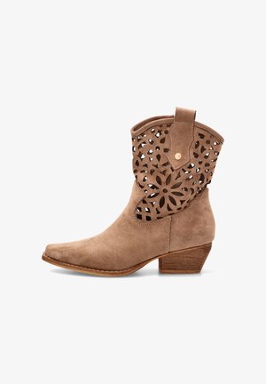 Botín de ante marrón con patrón floral recortado en el caña y tacón grueso de madera apilada.