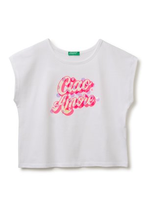 T-shirt court blanc avec manches gigot, présentant un motif de texte « Ciao Amore » en rose et jaune en caractères gras sur le devant.