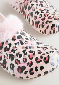 Saboti cu imprimeu de leopard, cu un accent din blană artificială roz; realizați dintr-un material ușor, cu găuri de ventilație și având o formă rotunjită.