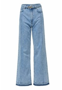 Vaqueros de pierna ancha de color azul claro, hechos de denim, con cintura alta, costuras visibles y trabillas con herrajes metálicos.