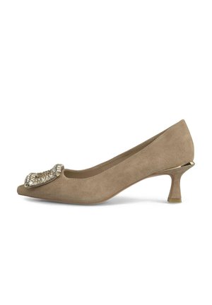 Punta in suede beige con punta rotonda e tacco a blocco piccolo. Presenta un'applicazione decorativa di strass sulla tomaia e una texture liscia.