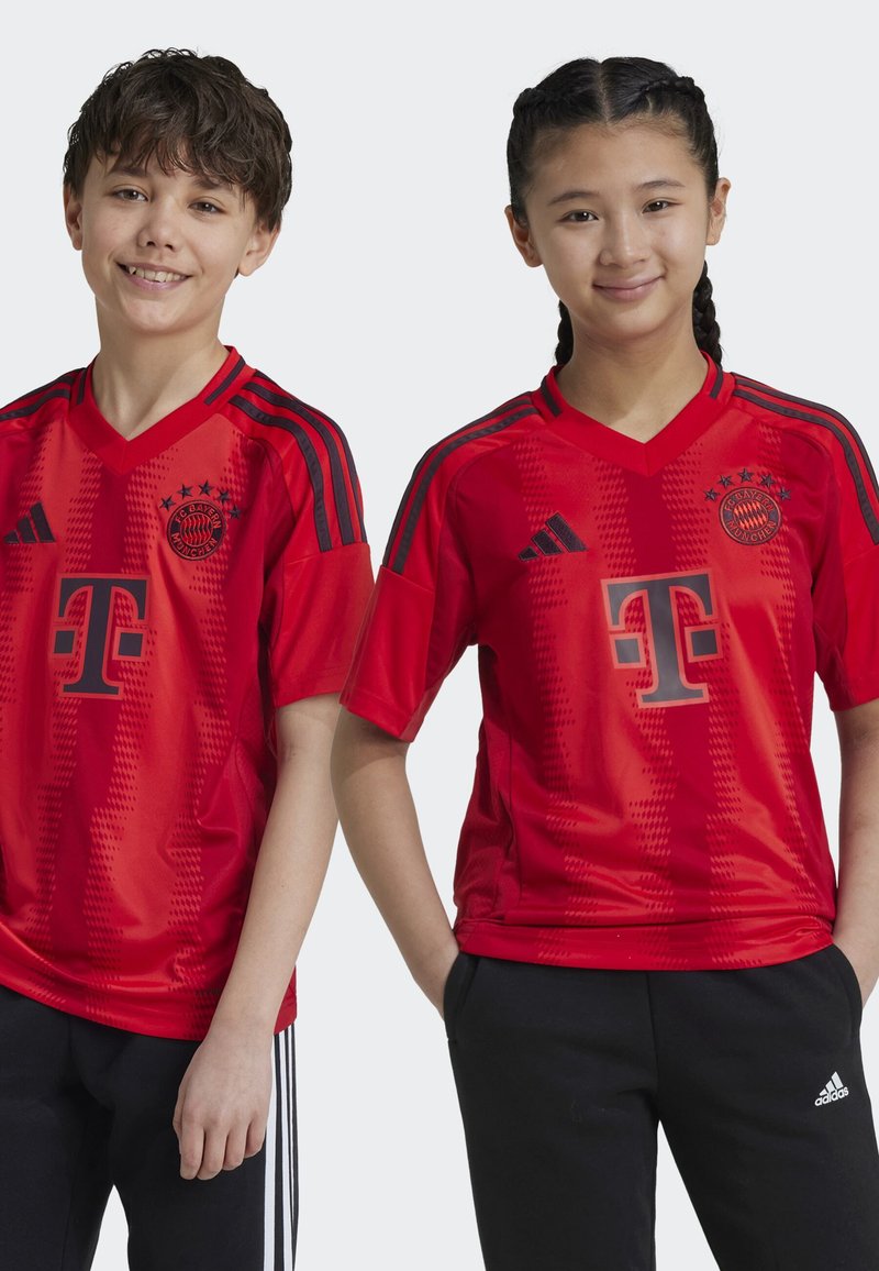 Les maillots rouges du Bayern Munich présentent un design à col en V, trois rayures noires sur les manches et le logo de l'équipe sur la poitrine. Tissu doux et respirant avec un motif détaillé.