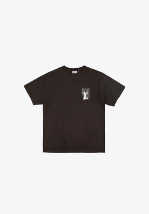 Czarna bawełniana koszulka z małym białym nadrukiem na lewej piersi. Klasyczny okrągły dekolt i krótkie rękawy o luźnym kroju.